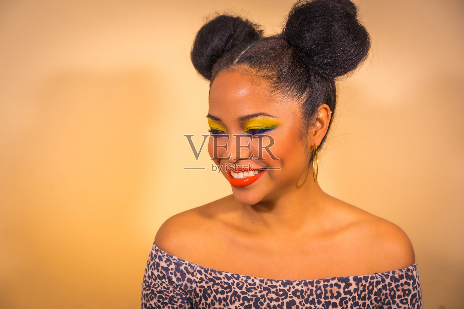 积极的年轻潮女孩明亮的妆容和两个尾巴的发型照片摄影图片