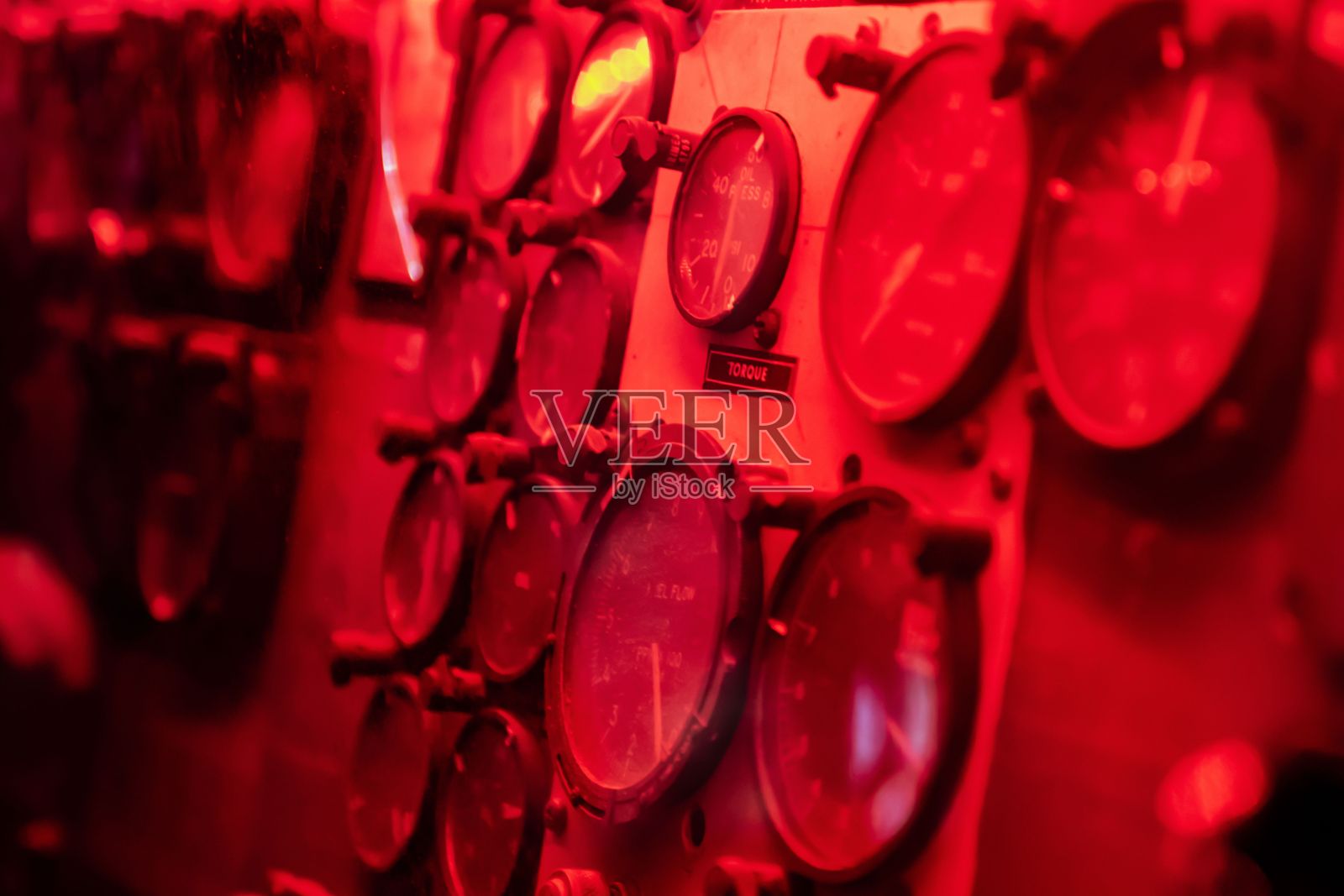 越南时代直升机内的驾驶舱仪表板有红灯照片摄影图片