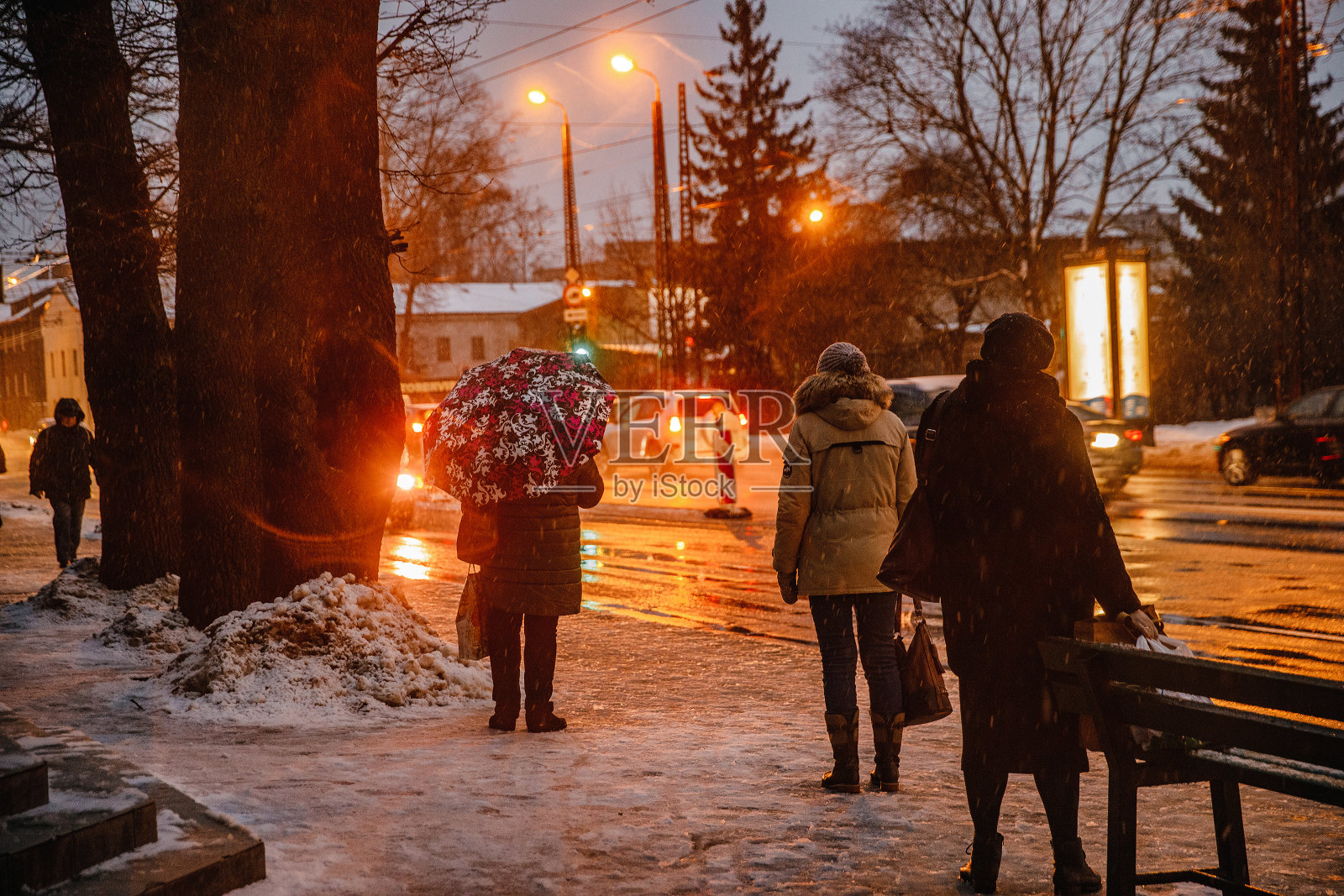 一群人在晚上等待交通工具照片摄影图片