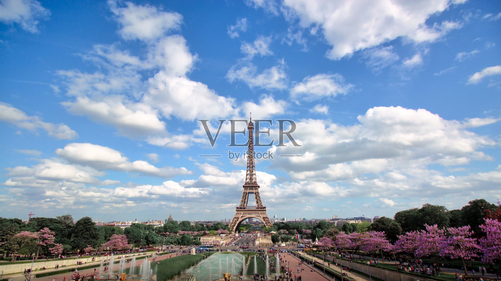 在多云的天空下，法国巴黎的城市景观，埃菲尔铁塔在背景中可见照片摄影图片