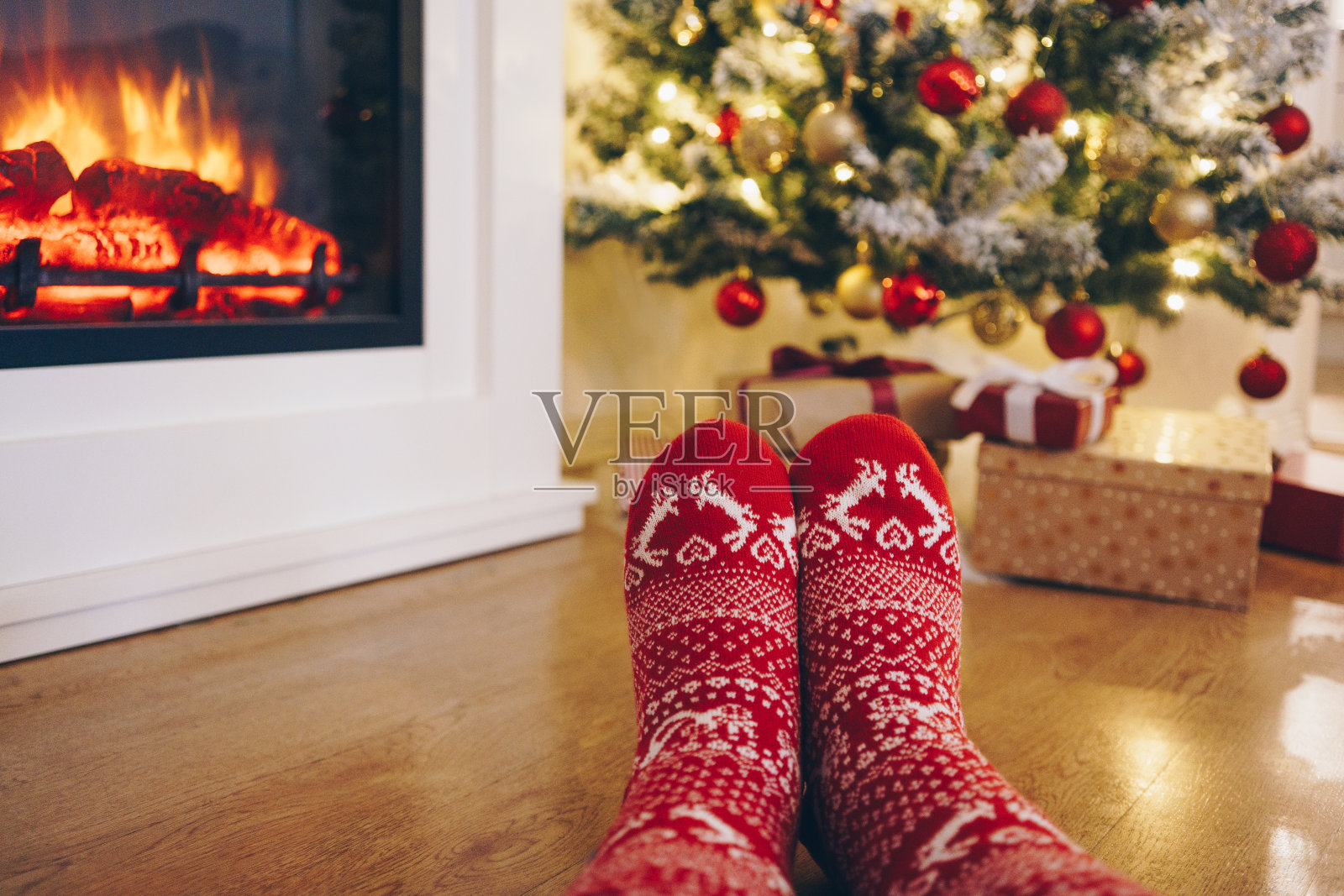 一个女人在壁炉前享受圣诞节照片摄影图片