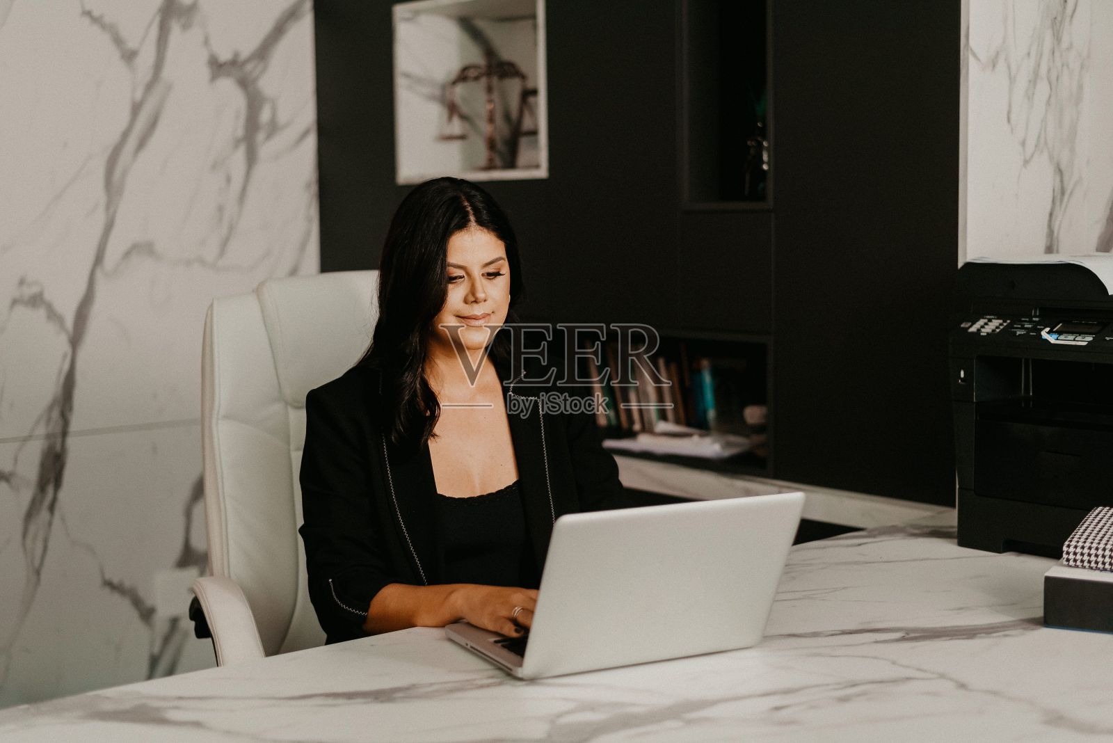 女性专业人员在她的家庭办公室，微笑着满足照片摄影图片