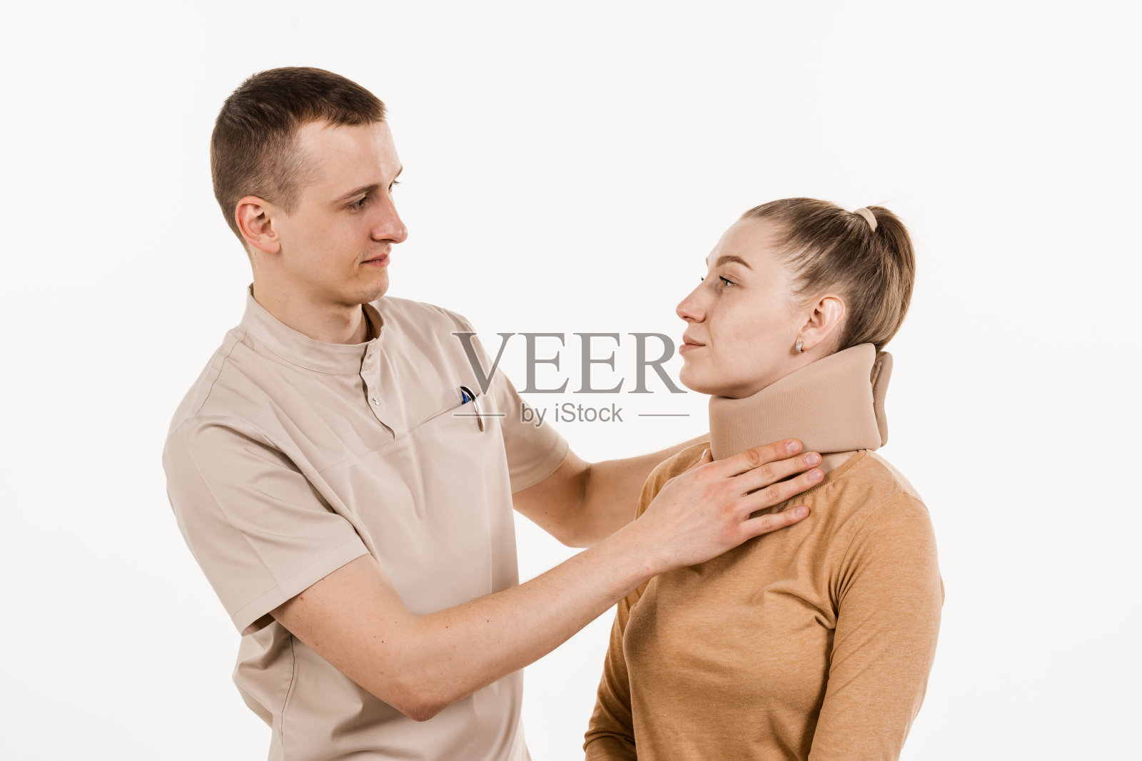 创伤科医生为女孩戴上软领或绷带，以稳定颈部区域，以防颈部疼痛、受伤或扭伤。照片摄影图片