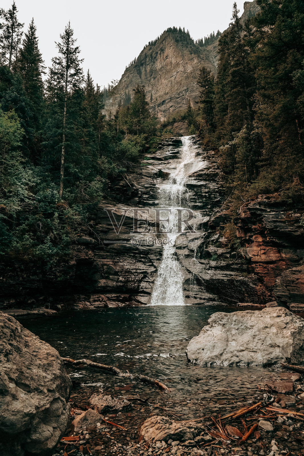 新娘面纱瀑布徒步旅行照片摄影图片