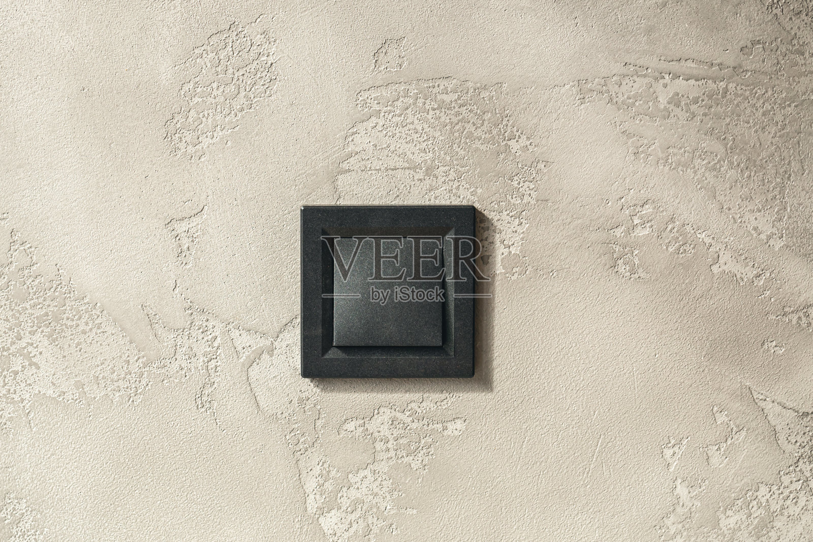 黑光开关，灰色背景，特写。照片摄影图片