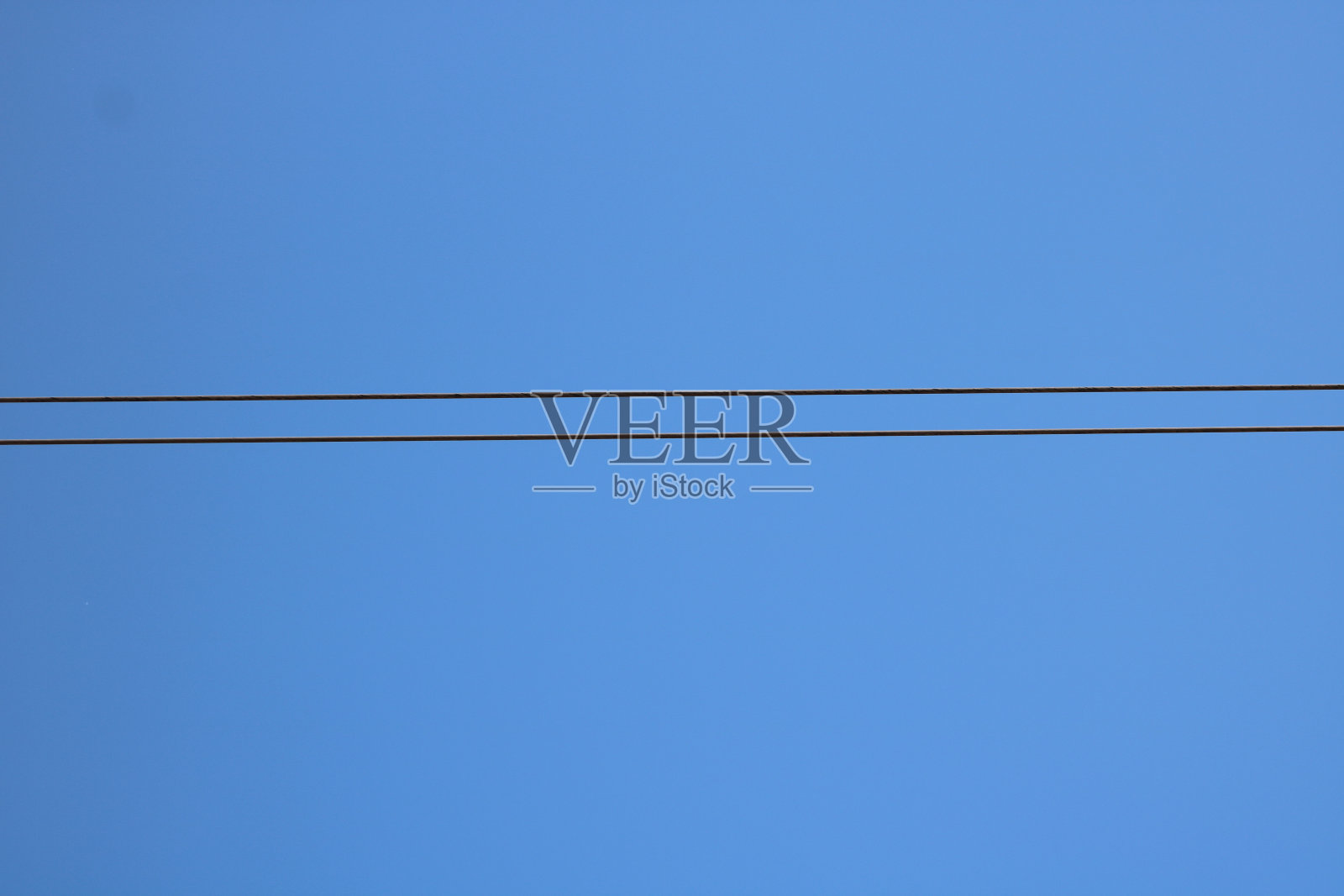 蓝天下的电线照片摄影图片