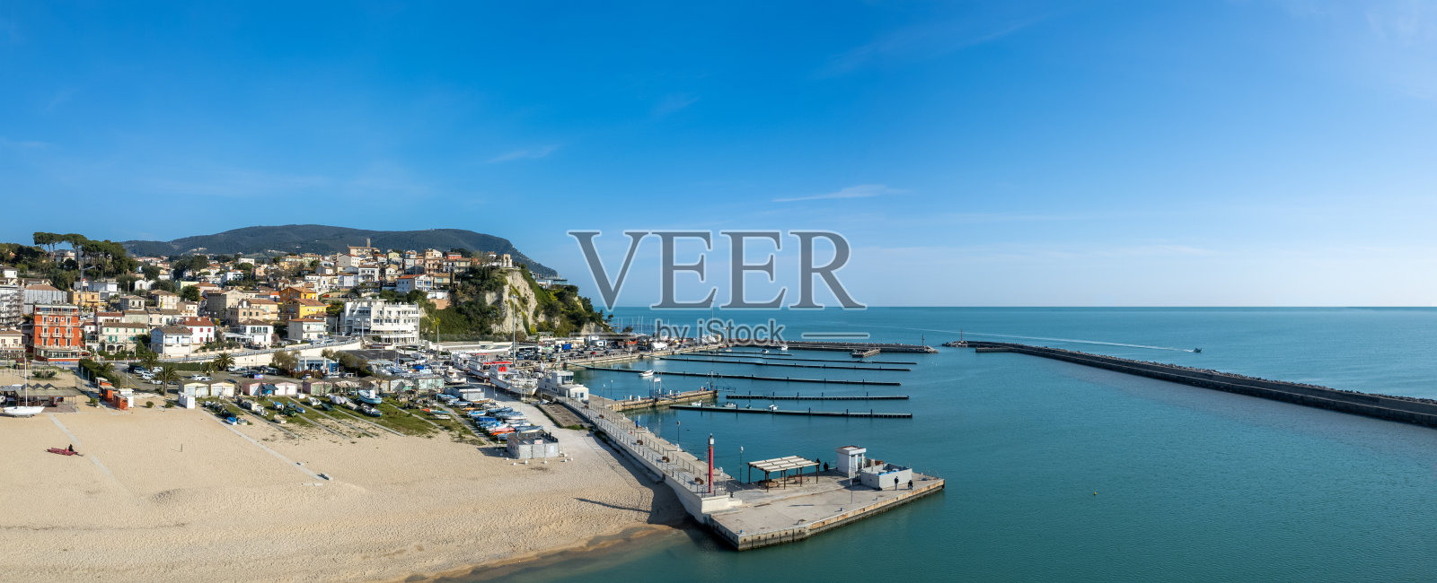 努马纳镇的鸟瞰图，科内罗山，亚得里亚海在勒马尔什地区，意大利，欧罗巴照片摄影图片