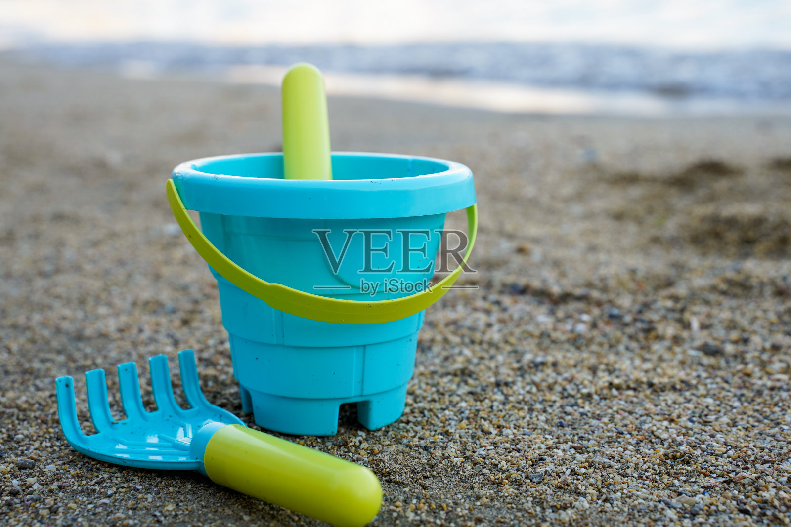 在一个阳光明媚、温暖的日子里，孩子们在沙滩上玩耍照片摄影图片