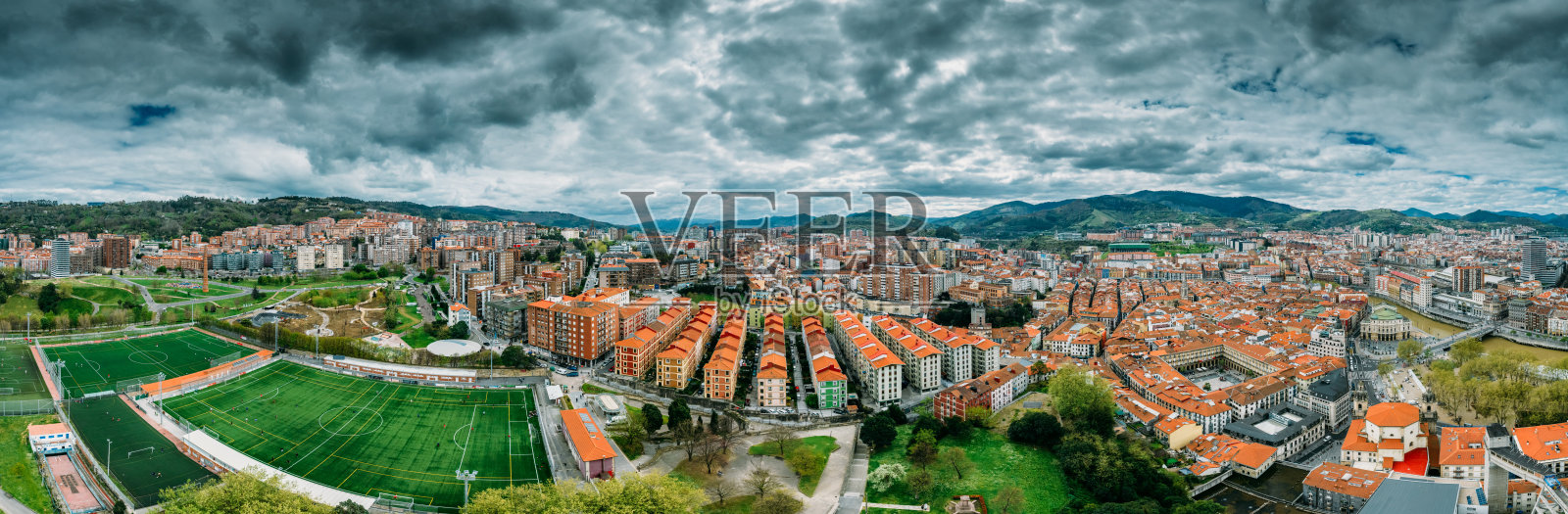 从埃切巴利亚公园俯瞰多云的毕尔巴鄂，西班牙照片摄影图片