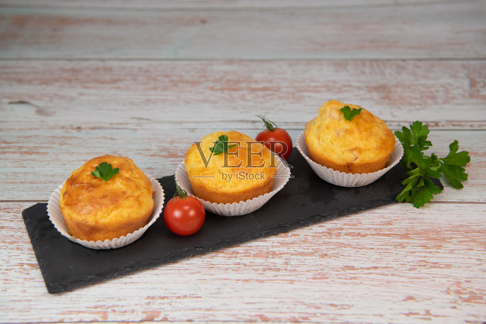 美味的松饼配火腿和奶酪，蓝色背景照片摄影图片