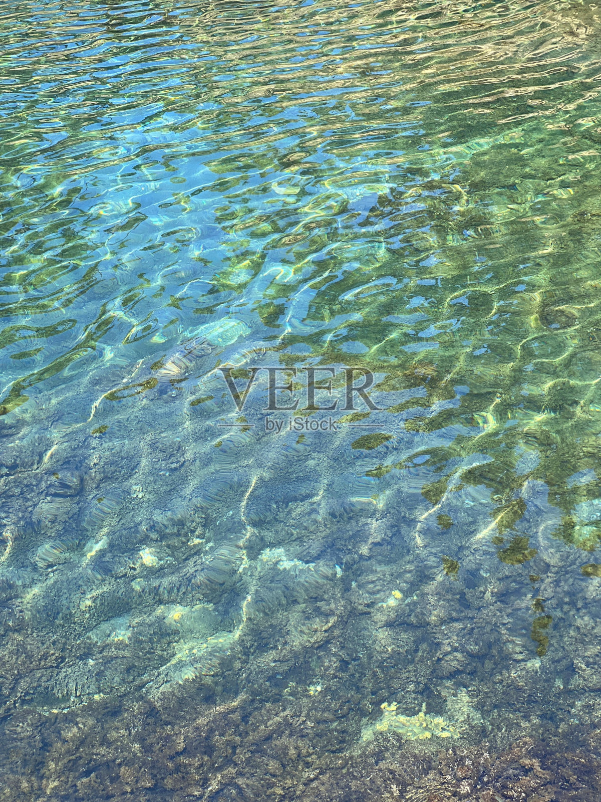 水海清澈碧蓝美丽的海景。水面泛起涟漪。照片摄影图片