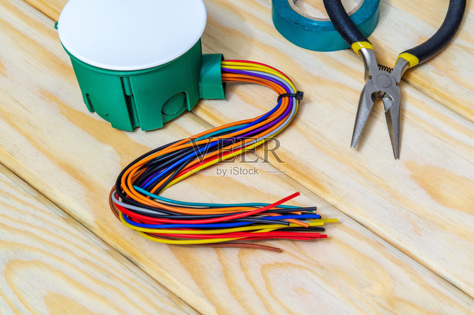 电气安装过程中常用的带电线和工具的电气接线盒照片摄影图片