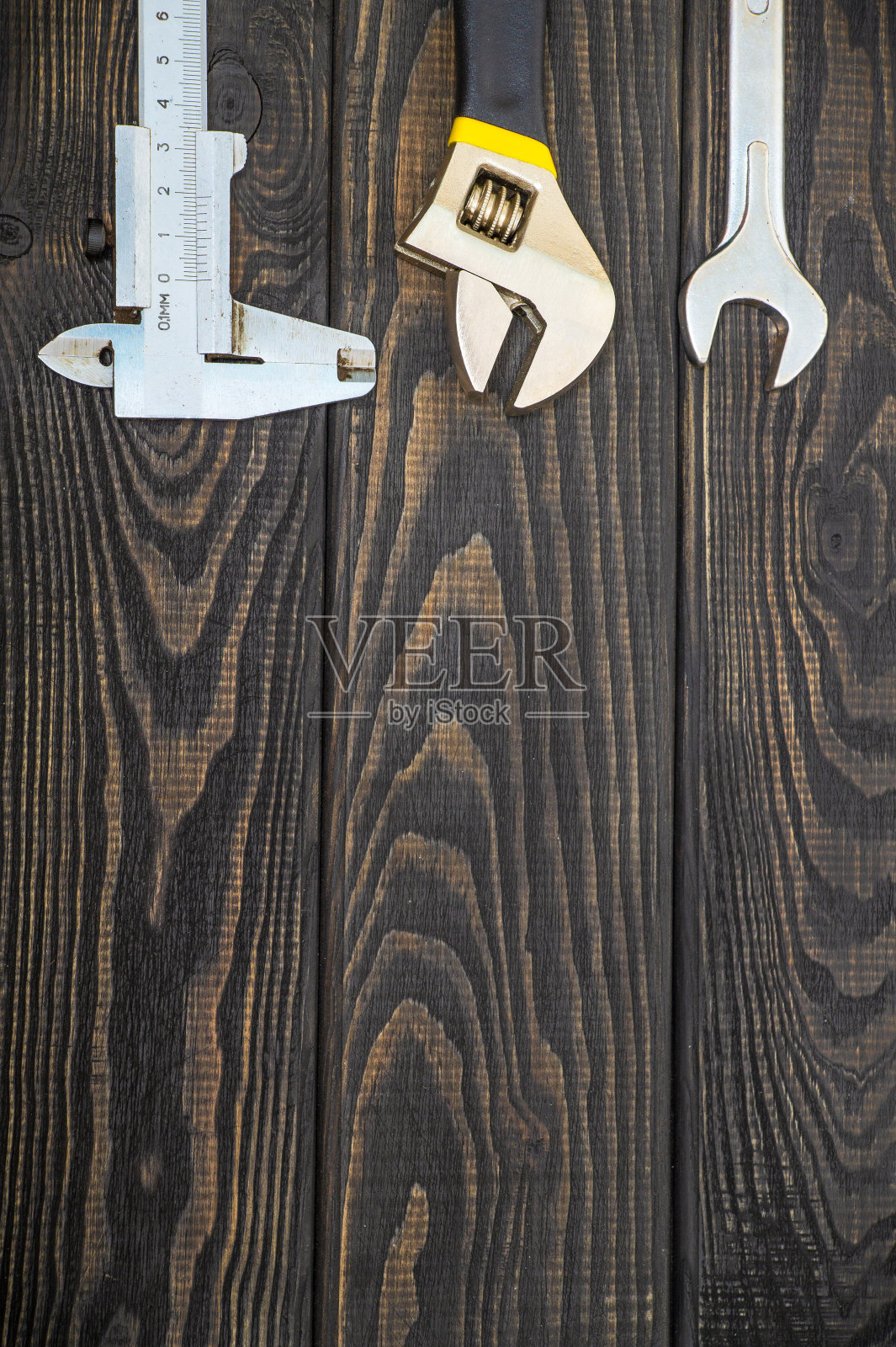 管道工在黑色木板上必需的一套工具照片摄影图片