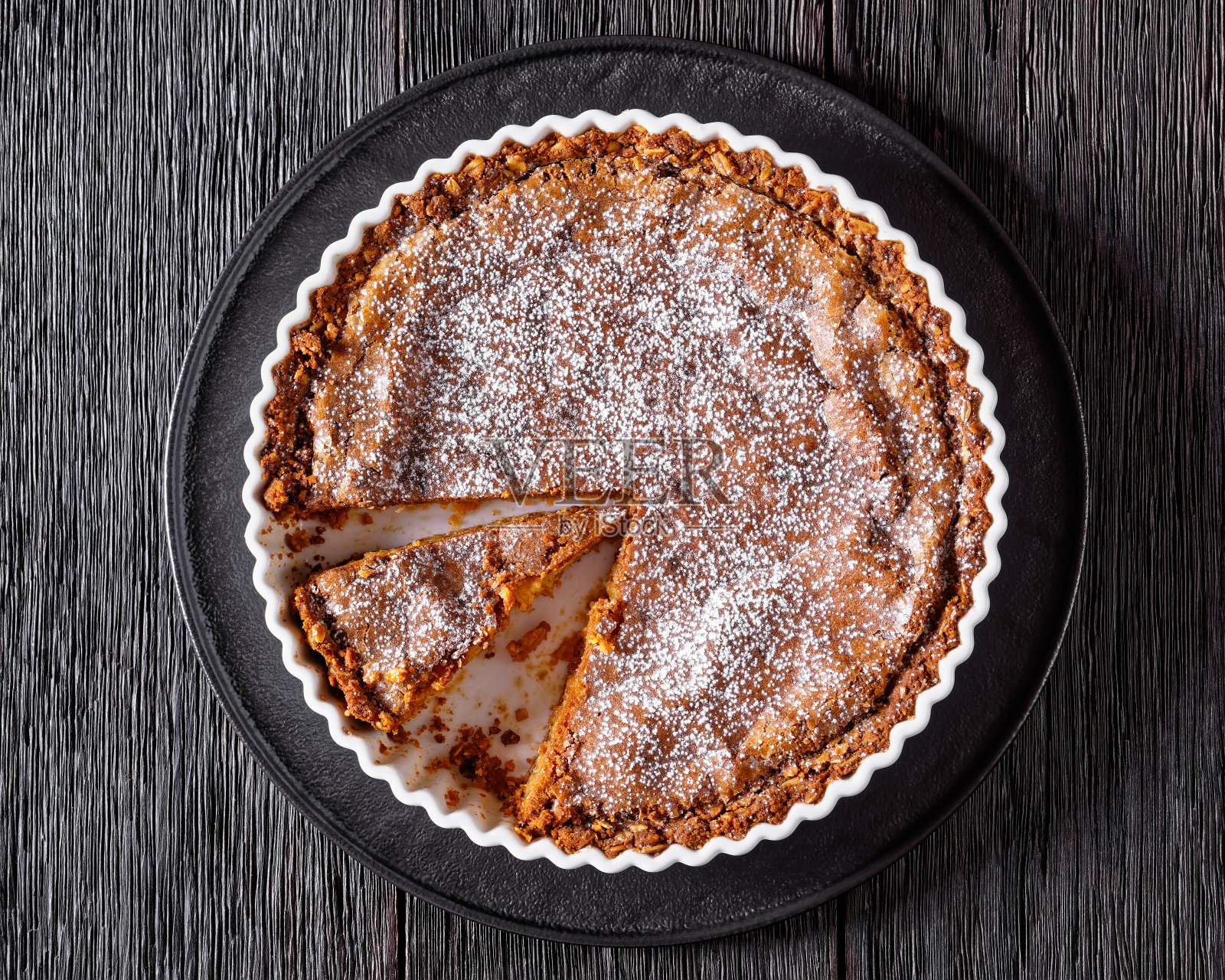 福桃牛奶棒快手派，俯视图照片摄影图片