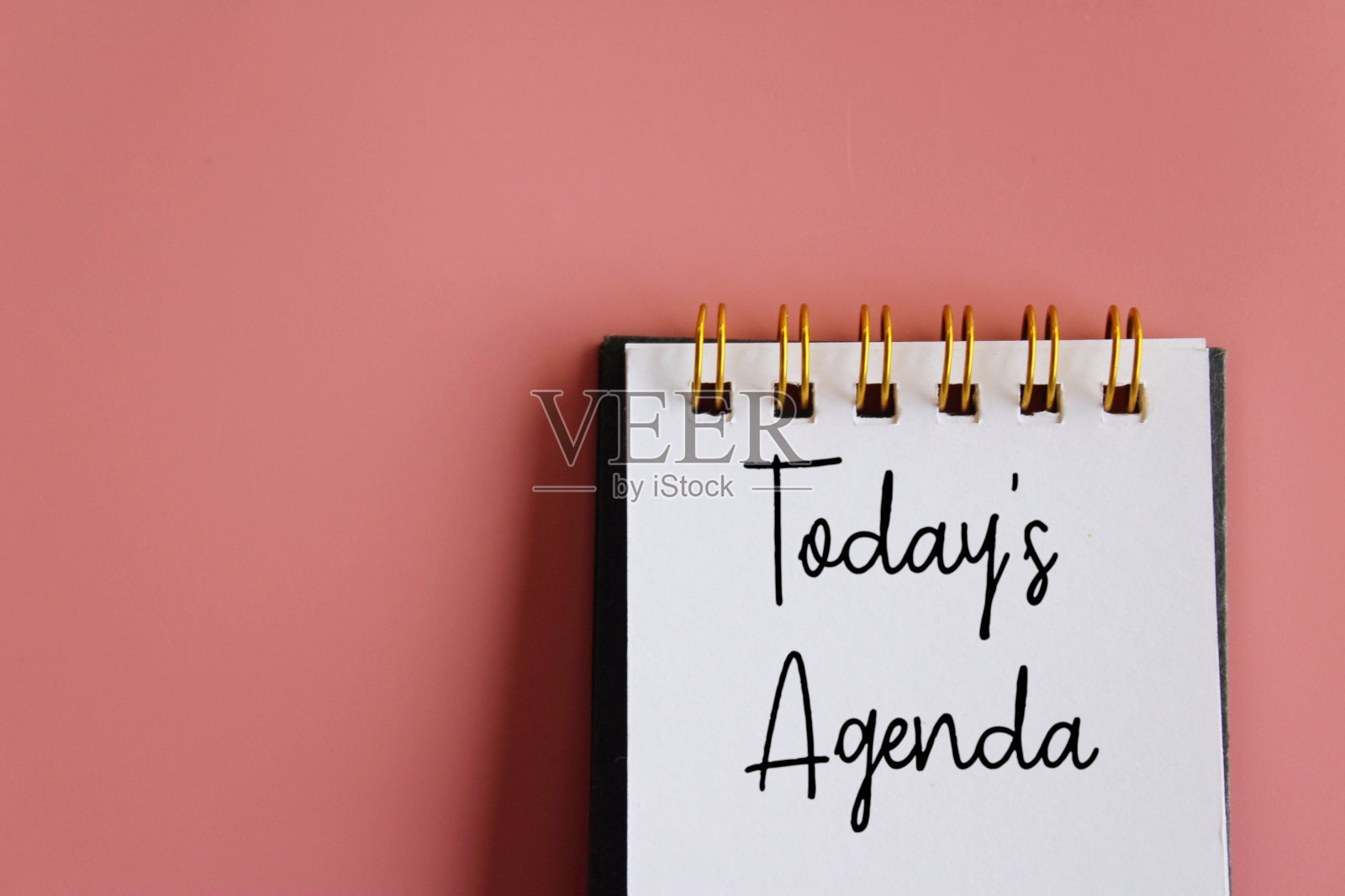 笔记本与文本今天的议程在粉红色的背景照片摄影图片