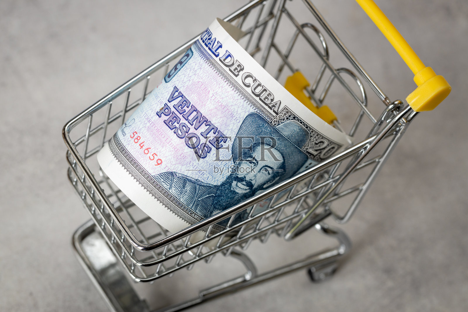 金融概念，古巴通货膨胀率，商店价格，空购物车和古巴货币照片摄影图片