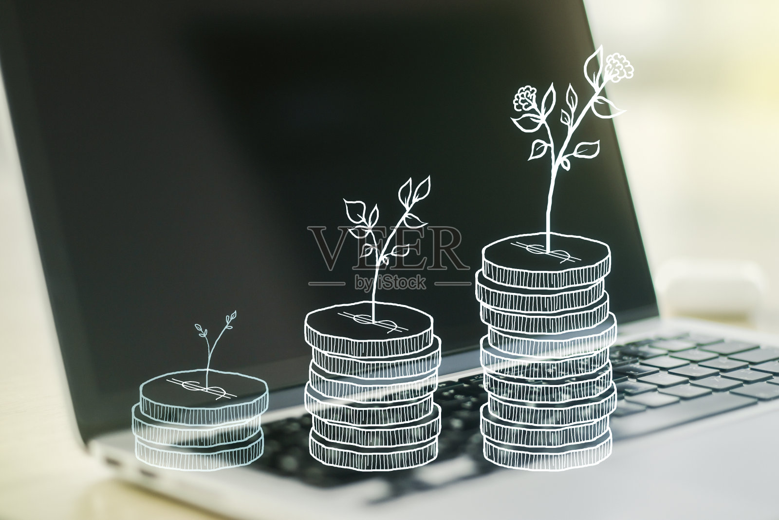 笔记本电脑背景上的现金储蓄全息图的双重曝光。发展和实现目标的概念照片摄影图片