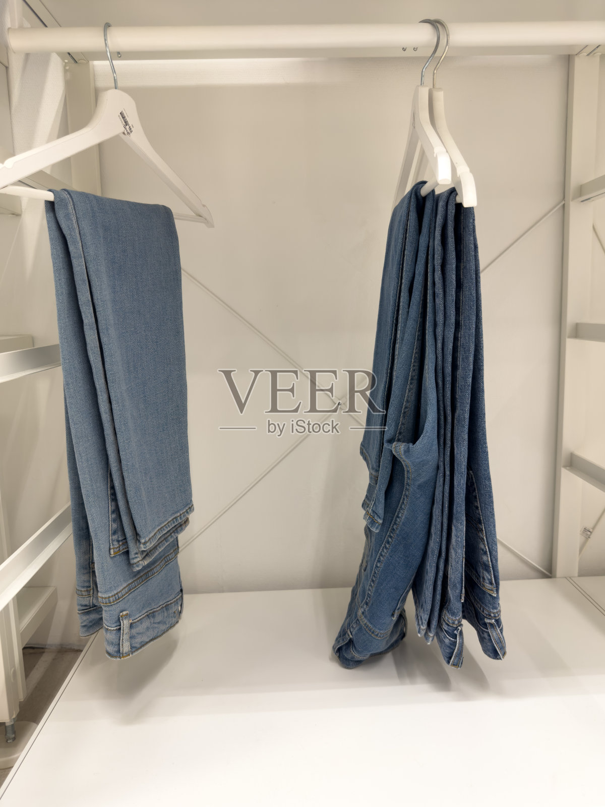 衣柜里的裤子照片摄影图片