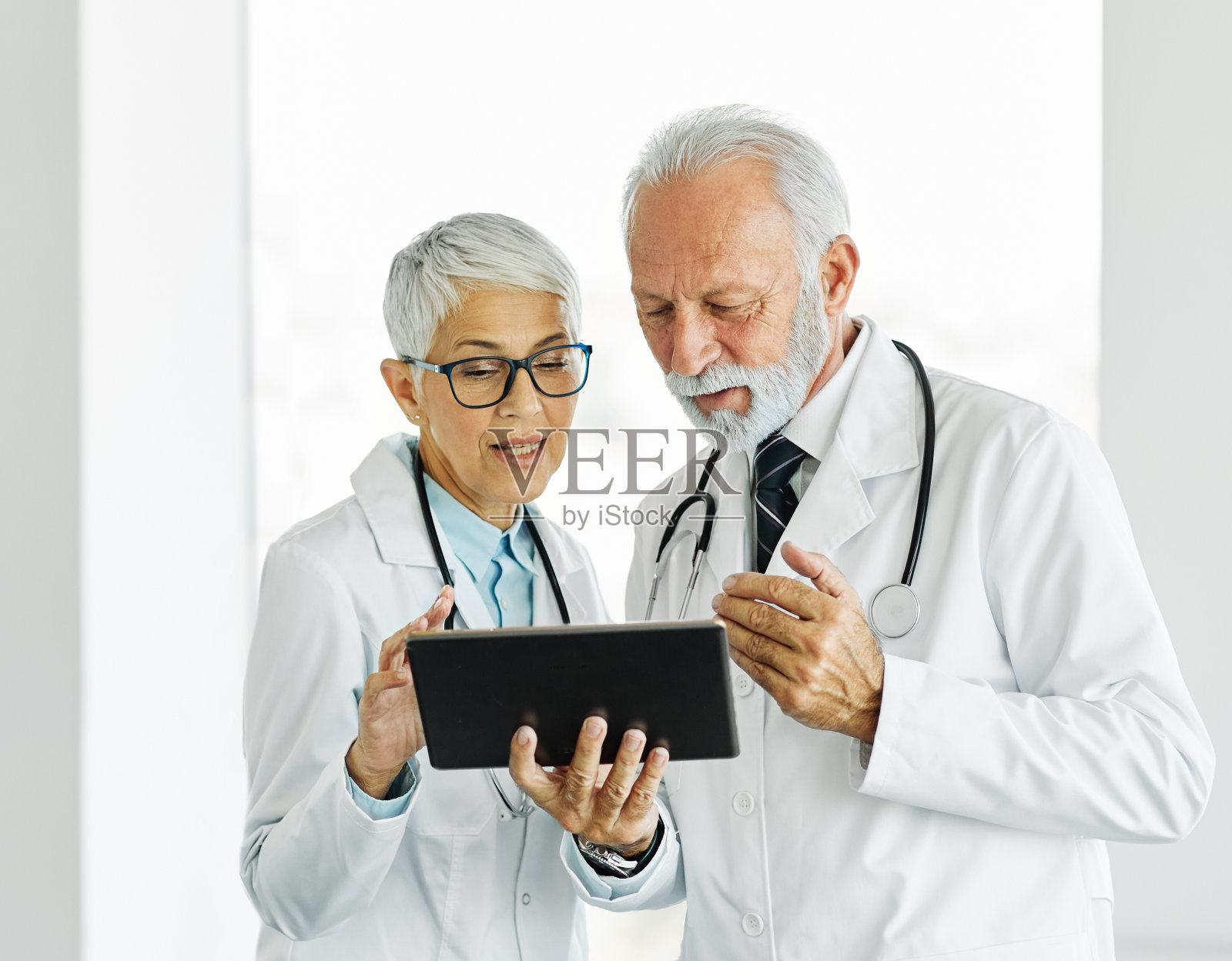 医生老年妇女男子医院团队药片保健医药保健会议团队专业诊所办公室护士照片摄影图片