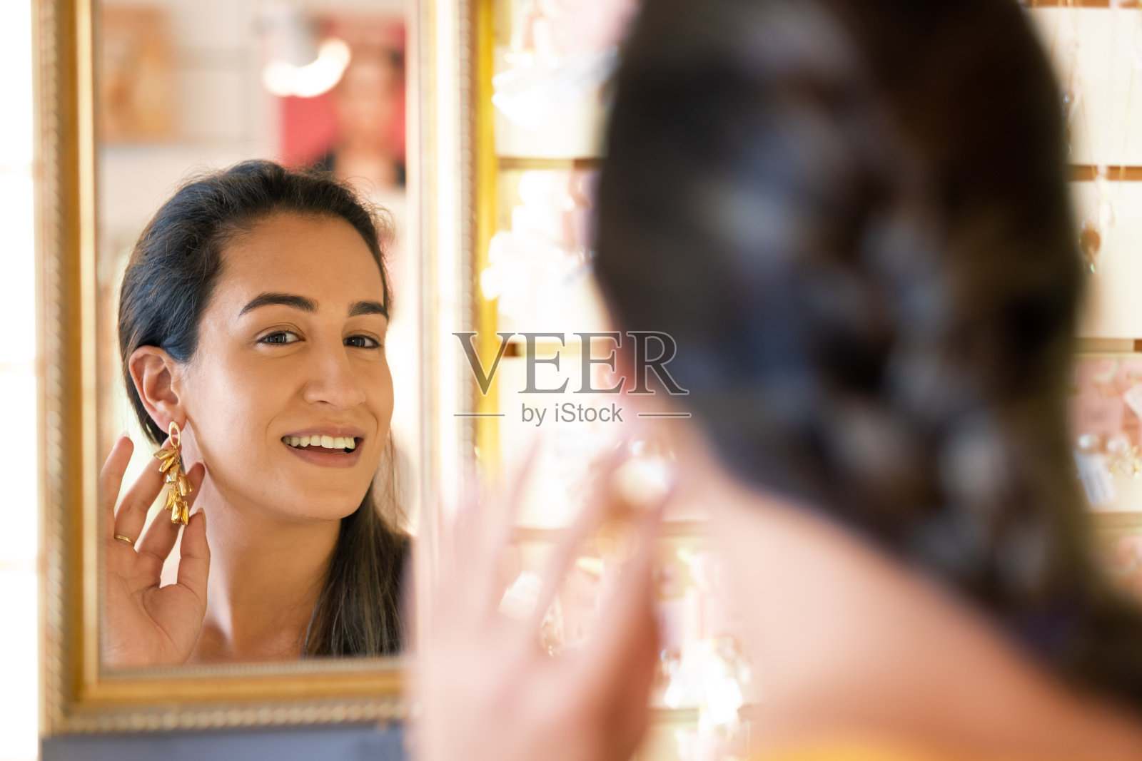 一名巴西妇女在半珠宝店试戴耳环照片摄影图片