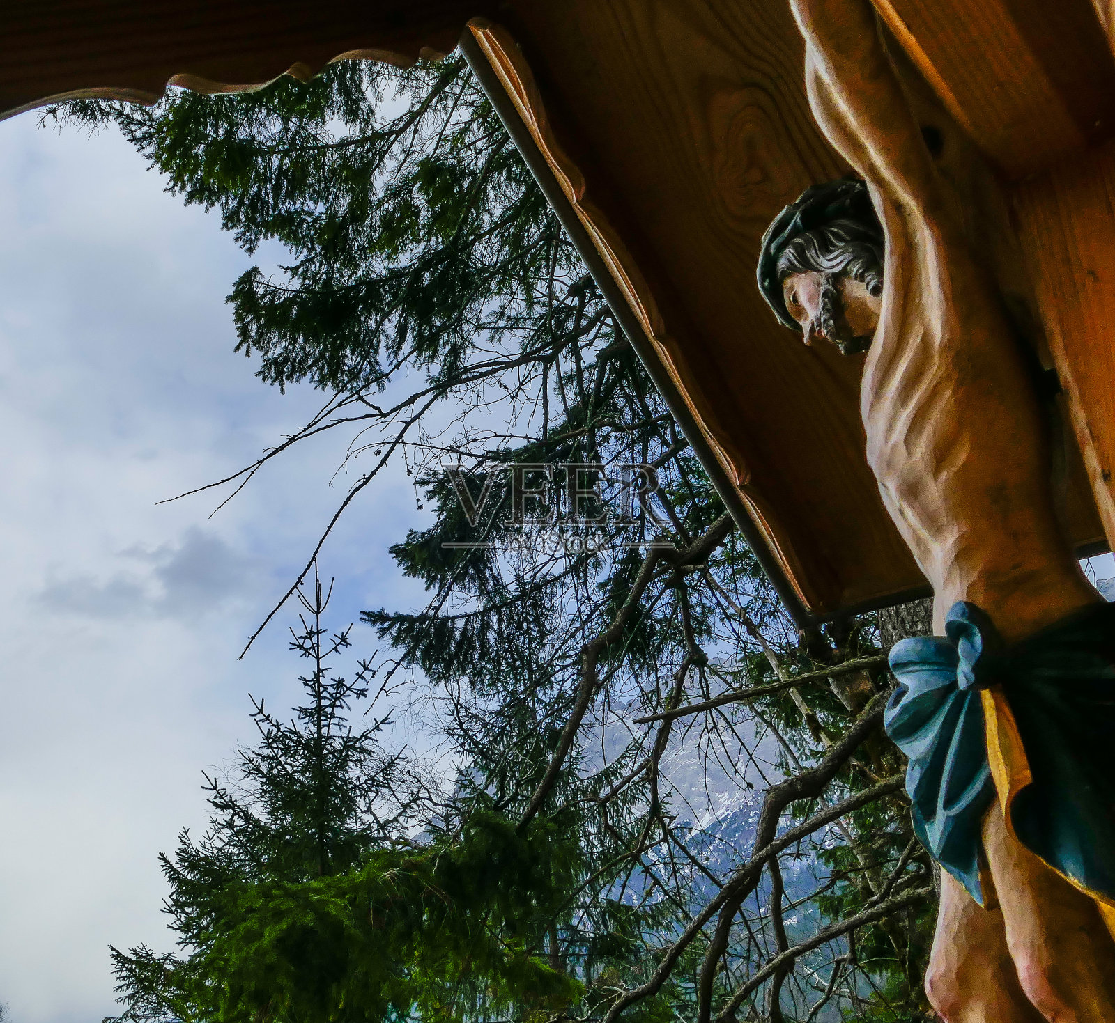 十字架上的木制基督雕塑照片摄影图片