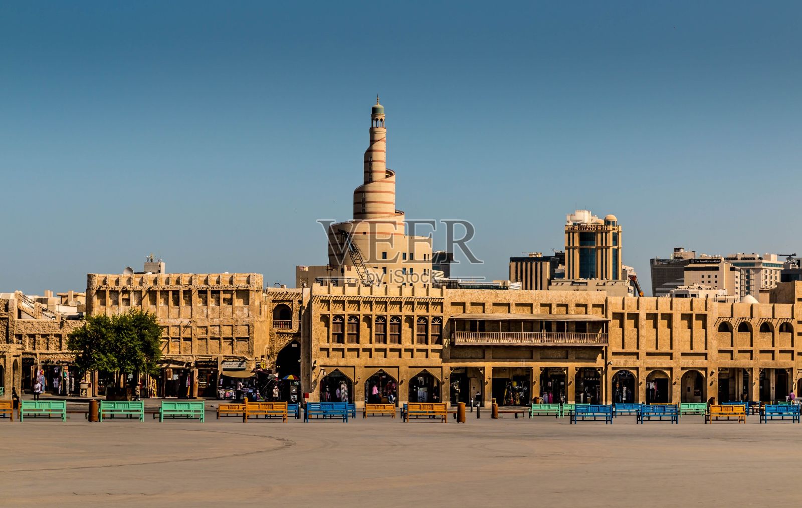 令人印象深刻的法纳尔中心，卡塔尔伊斯兰文化中心大楼在一个阳光灿烂的日子照片摄影图片