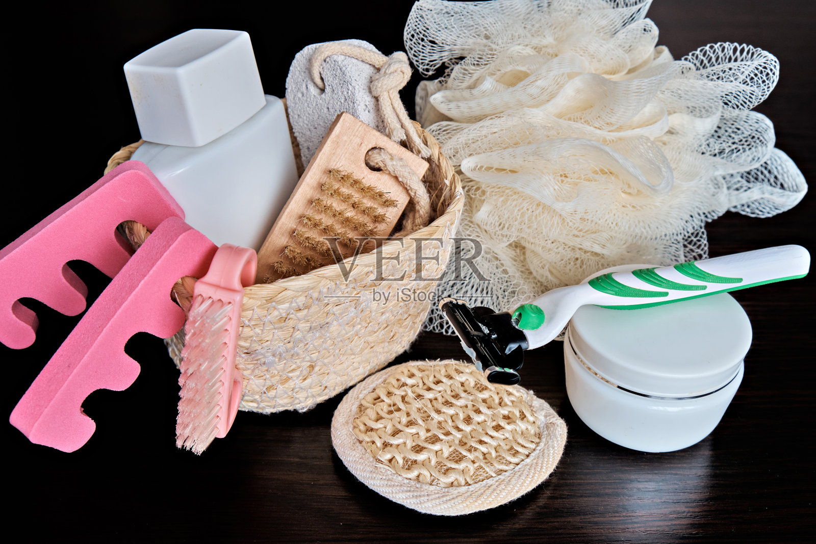 设置在深色背景上剥皮和剃须。发短信的地方。水疗过程。特写镜头照片摄影图片