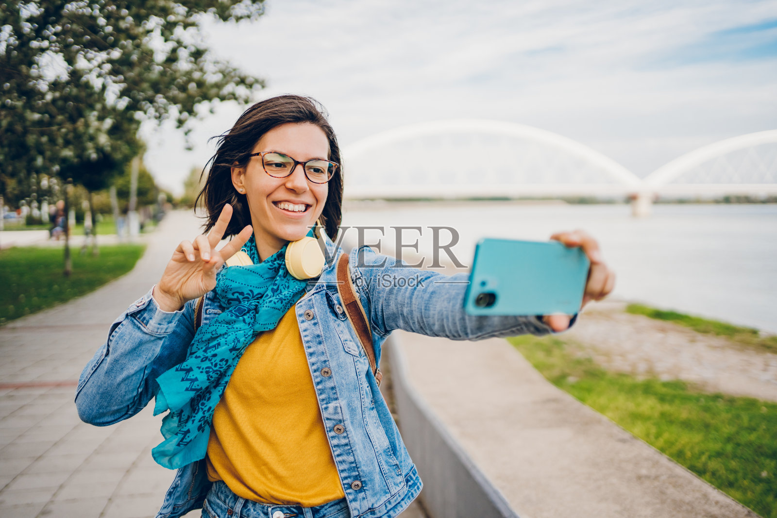 一名年轻女子喜欢自拍和视频通话照片摄影图片