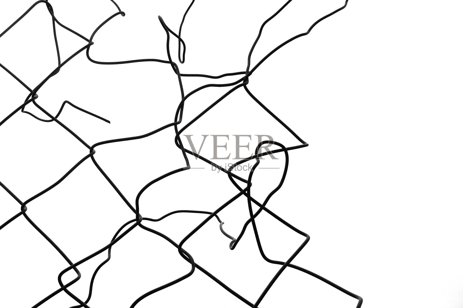 纠结扭曲的电线损坏链栅栏隔离在白色背景照片摄影图片