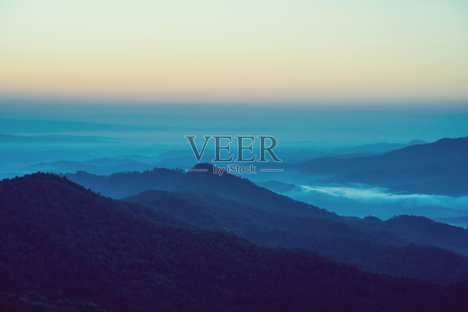 蓝天带山自然悬崖山景观。照片摄影图片