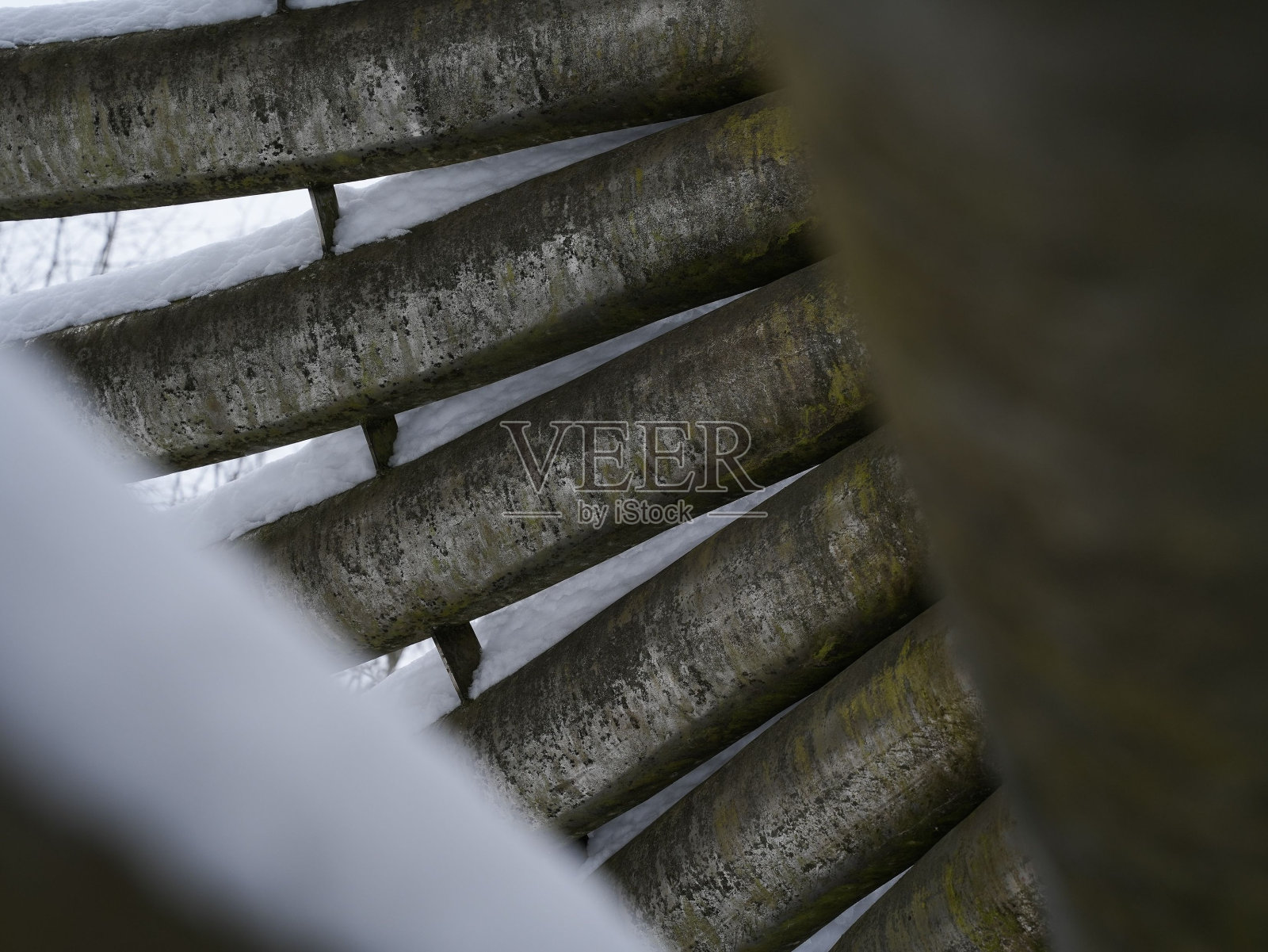 白雪覆盖的金属结构照片摄影图片