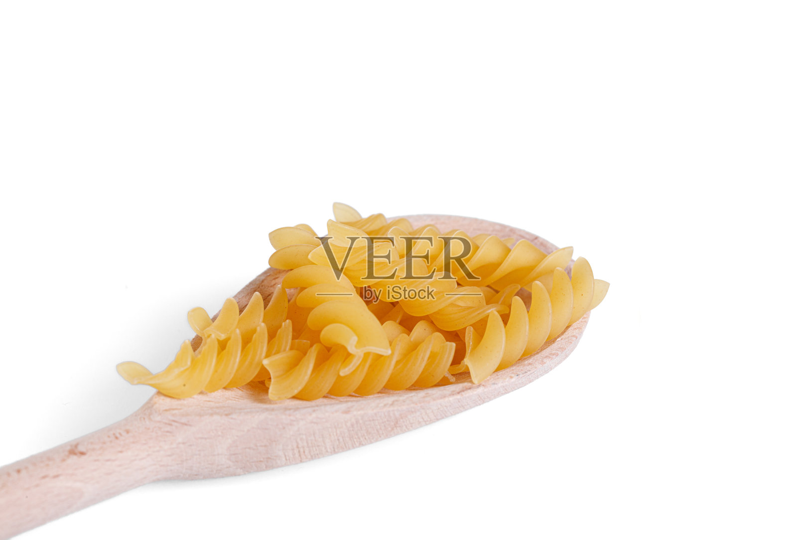 面食以螺旋状的形式放在盘子上，勺子上，有纹理，白色背景上照片摄影图片