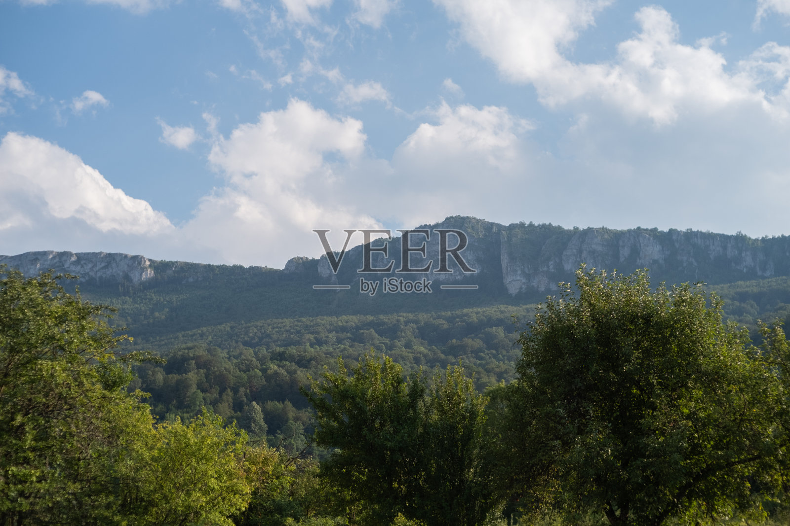 夏天山上的风景照片摄影图片