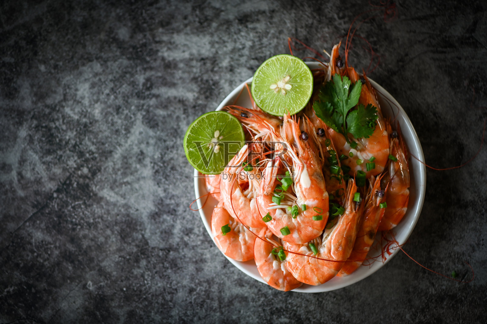 白色盘子上的虾背景餐桌食物，新鲜的虾虾海鲜柠檬酸橙与香草和香料照片摄影图片