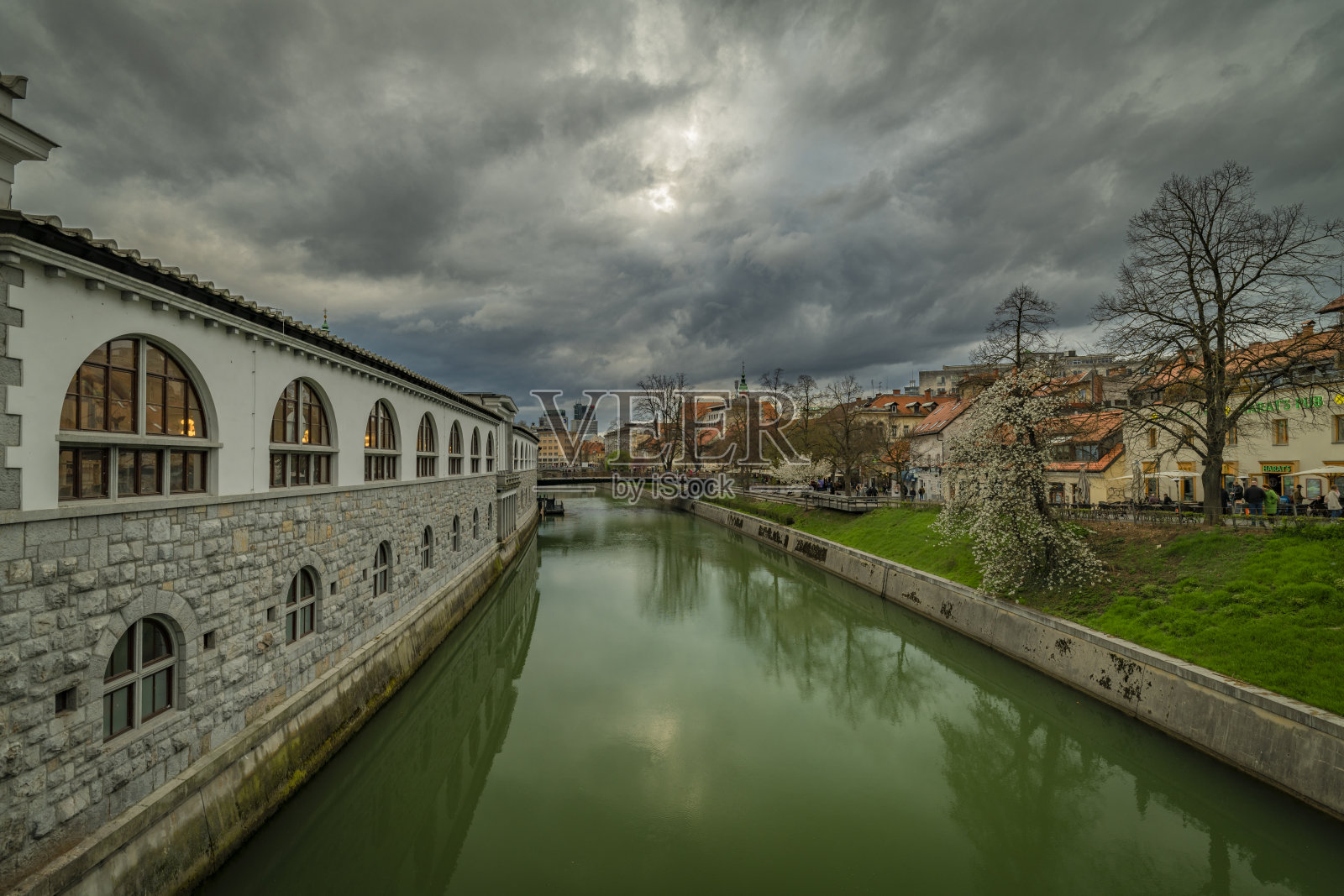 卢布尔雅那首都卢布尔雅那03 31 2023年春天绿水的卢布尔雅那河照片摄影图片