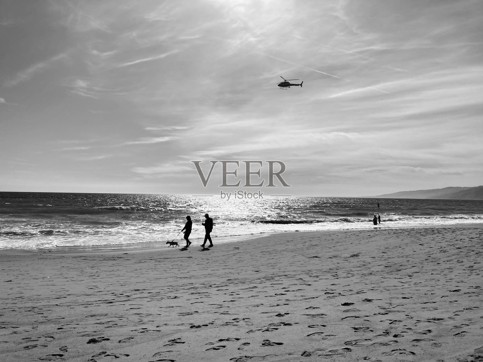 海滩上的直升机照片摄影图片