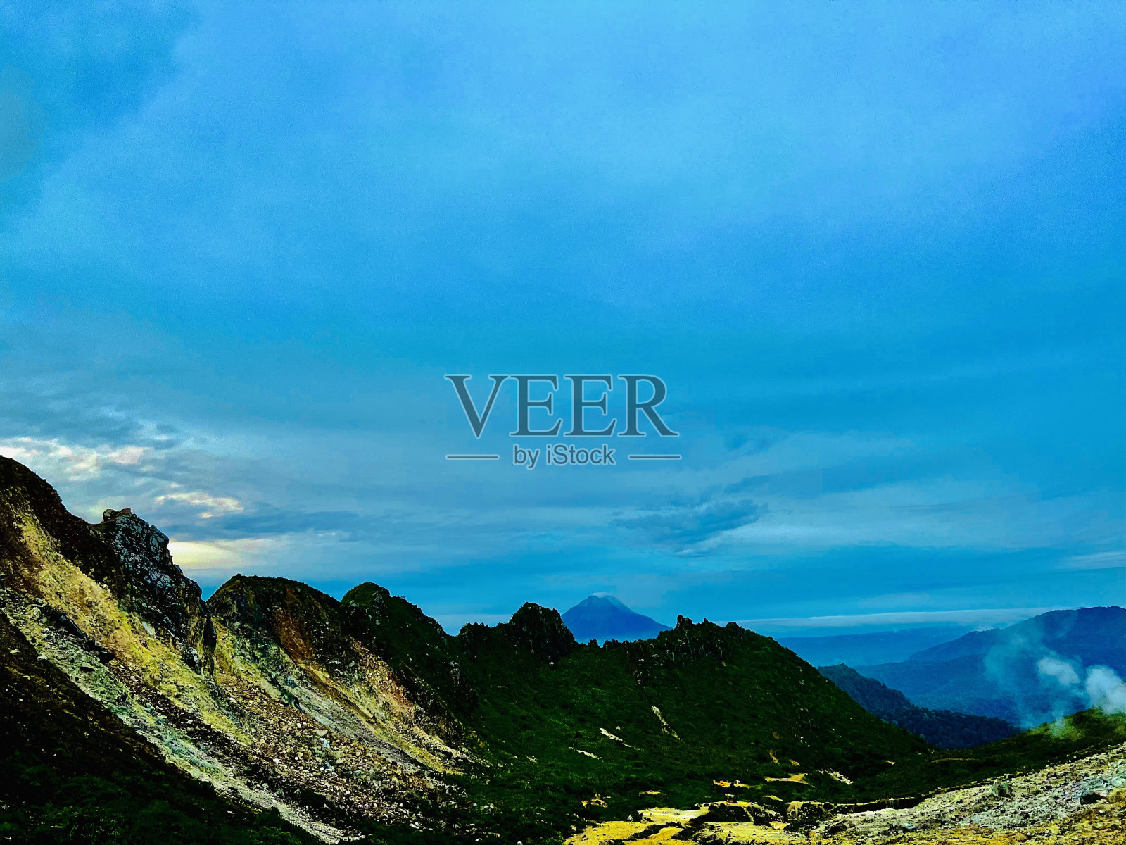 硫磺在山上照片摄影图片