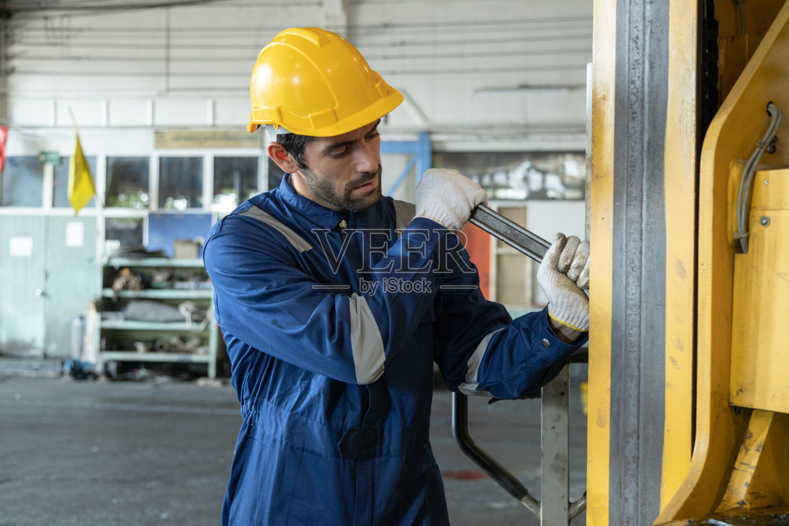 工程师列车画像在车辆段检查列车柴油机、轨道照片摄影图片