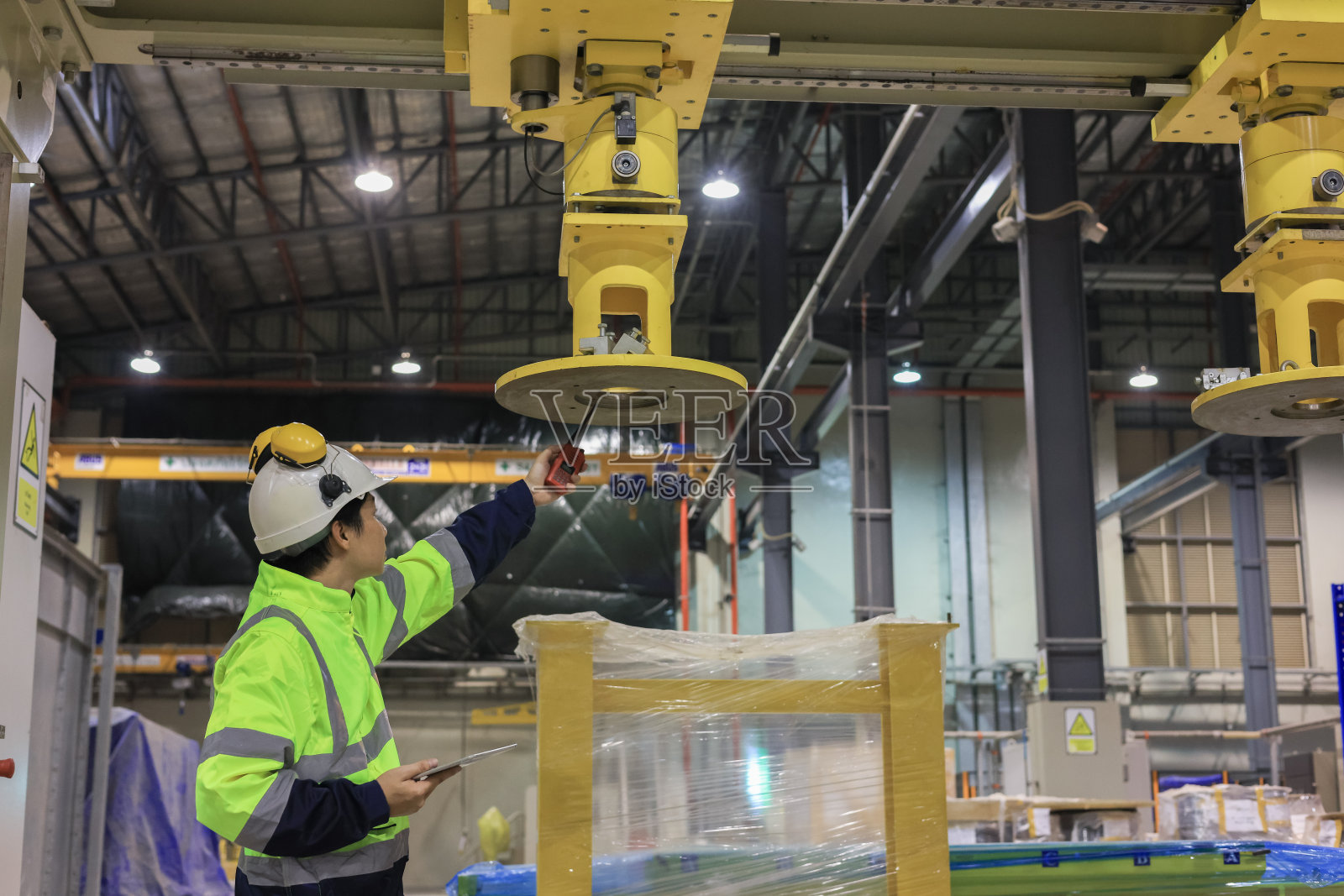 项目工程师在车辆段对列车柴油机、轨道进行检查照片摄影图片