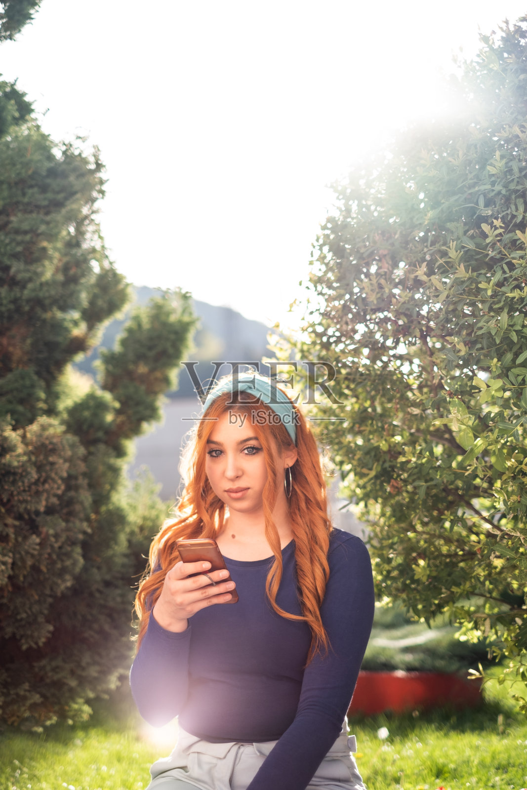 一个被太阳照亮的年轻成年女子照片摄影图片