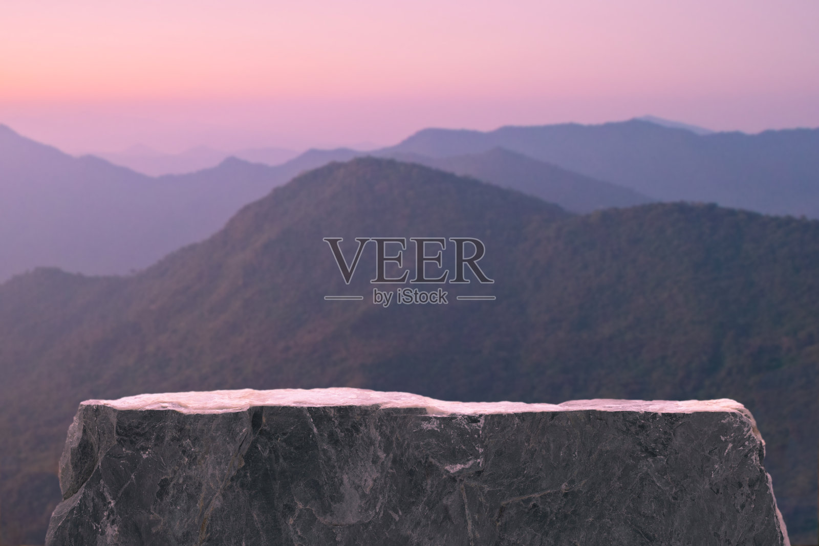 石质讲台桌面地板户外粉红色粉彩天空与美丽的山自然景观背景。化妆品植入式基座展示，夏日天堂梦幻概念。照片摄影图片