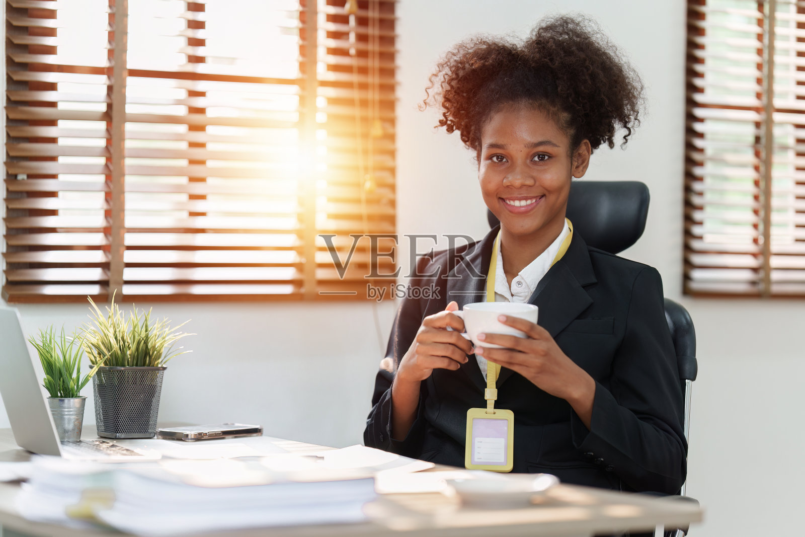 会计黑人妇女在笔记本电脑上工作，做文件，税务，外汇，会计和财务顾问的概念照片摄影图片