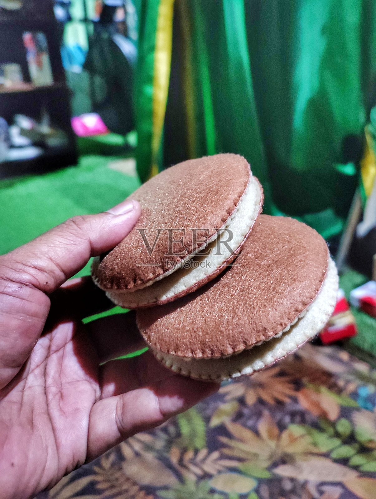 手工工作室里用法兰绒做的Doreaki蛋糕。照片摄影图片