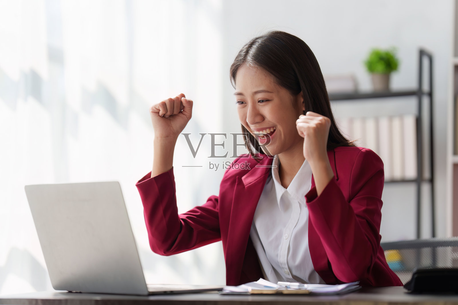 亚洲商人高兴地阅读电子邮件，有一个好消息在笔记本电脑。企业财务和技术概念照片摄影图片