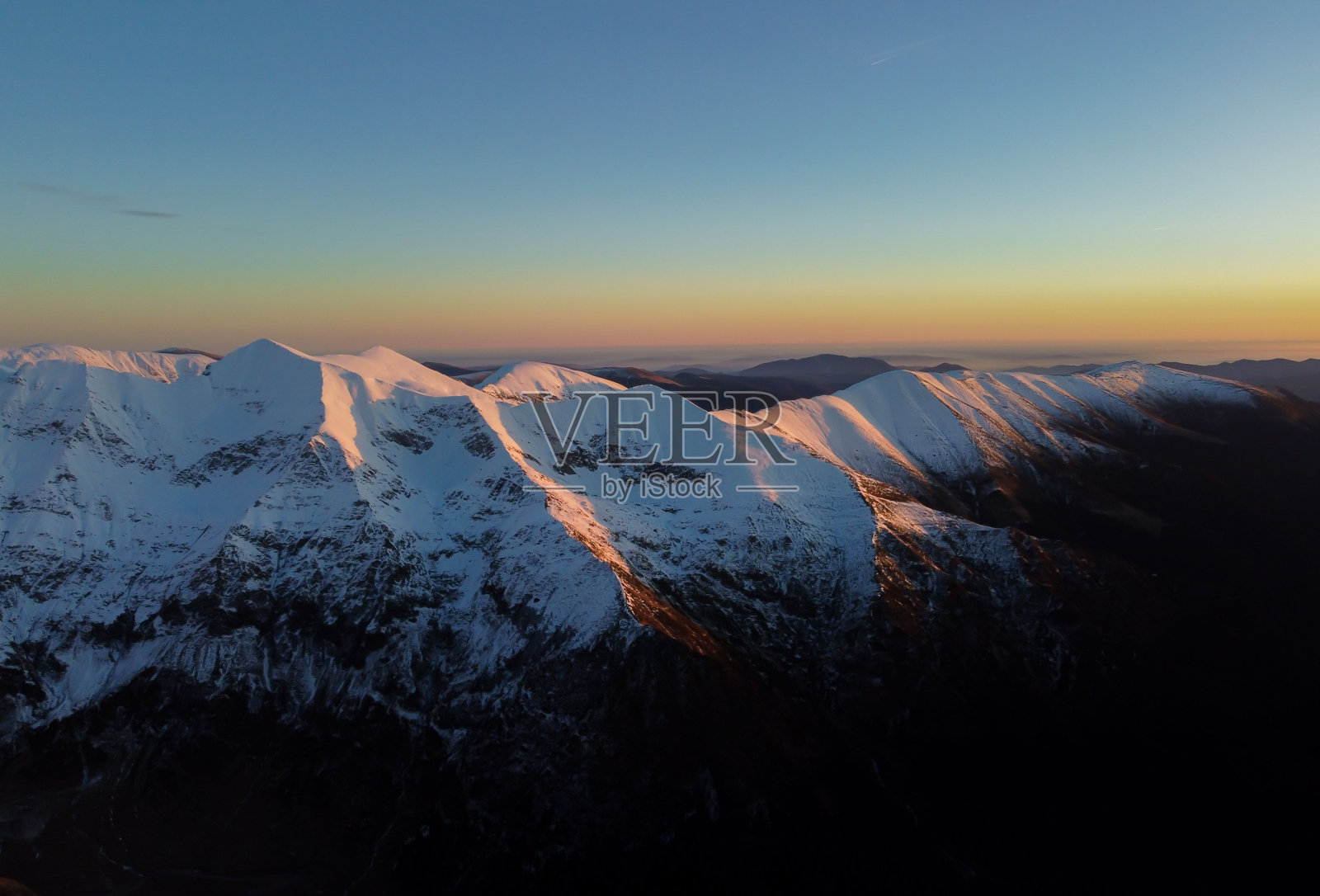 罗马尼亚Fagaras山的夜间景观照片摄影图片