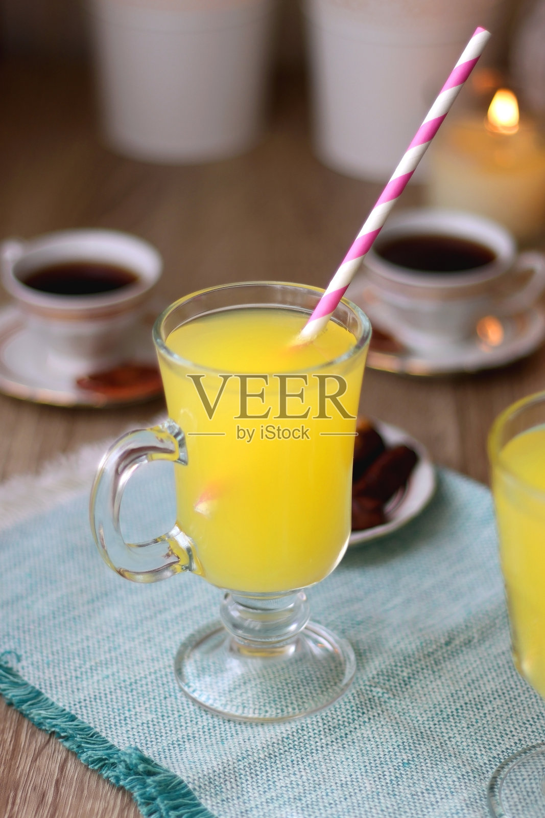 巧克力，饼干，饮料和蜡烛照片摄影图片