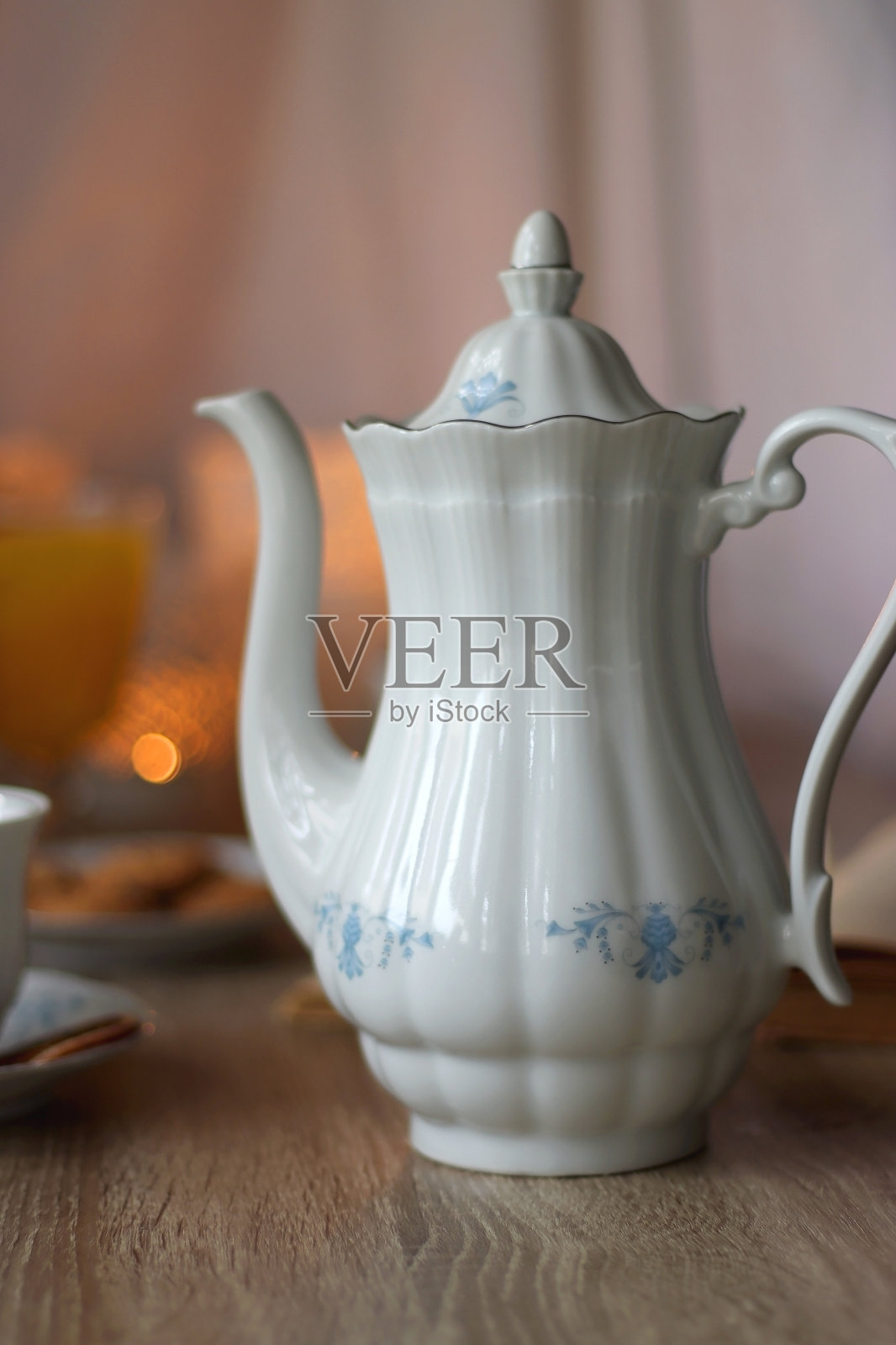 茶，饼干，巧克力，蓝莓，果汁，书和蜡烛照片摄影图片