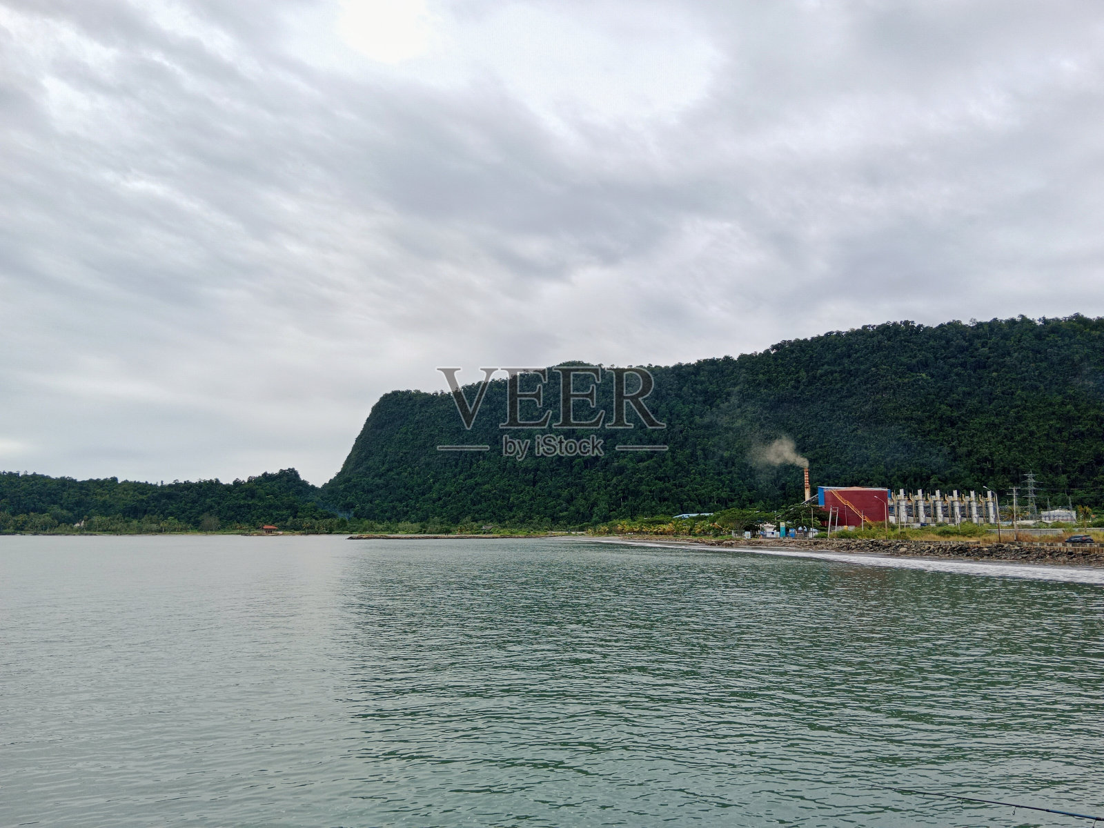 海滩和水电站。照片摄影图片