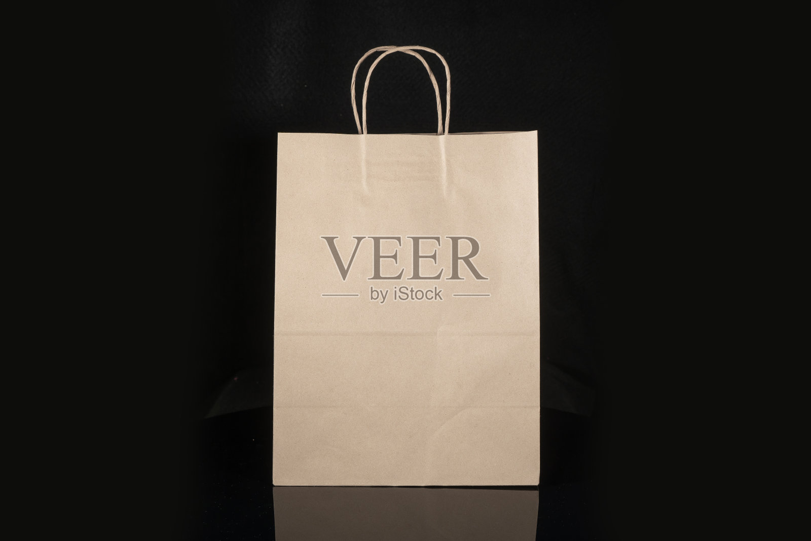 可回收的工艺纸袋购物，礼物和外卖食物模拟黑色背景。比一次性塑料袋更环保照片摄影图片