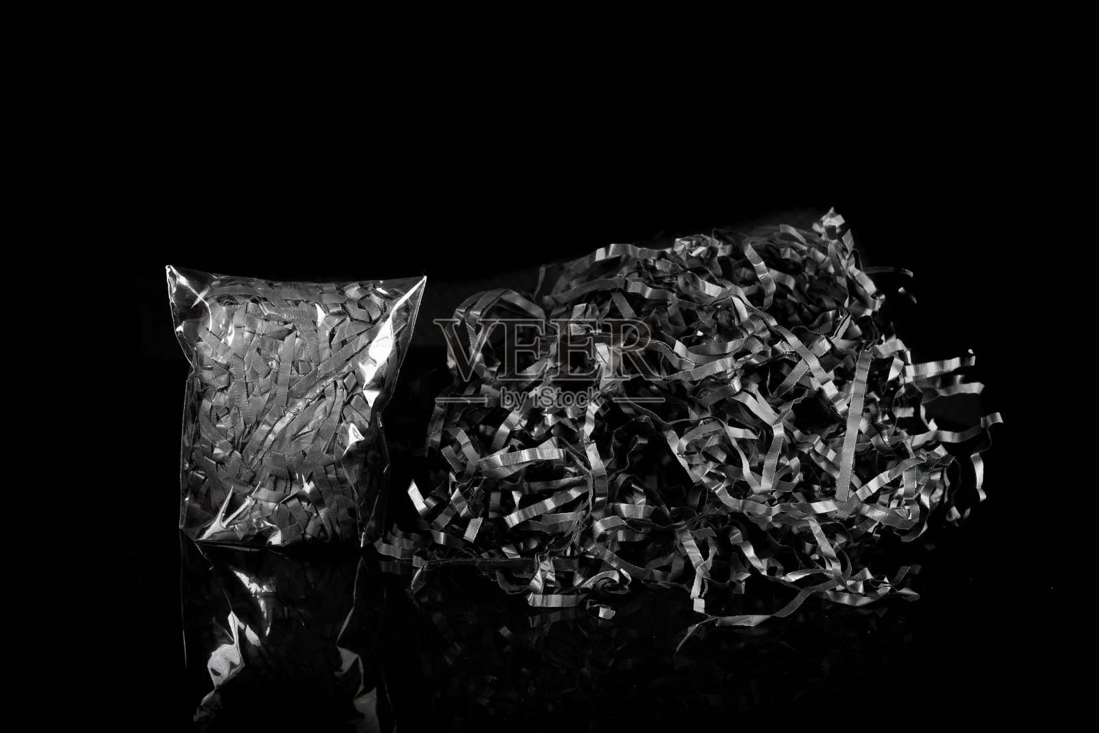 特写装饰碎纸彩色工艺纸黑色背景照片摄影图片